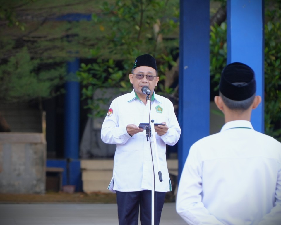 Dr. Muhdi, M.Ag. saat menjadi pembina apel, 11 Mei 2026 (Foto:Humas/Neco EP)