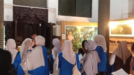 Edukator museum saat membimbing para mahasiswa.