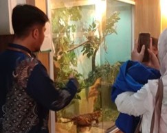 Edukator museum saat menjelaskan kepada mahasiswa.