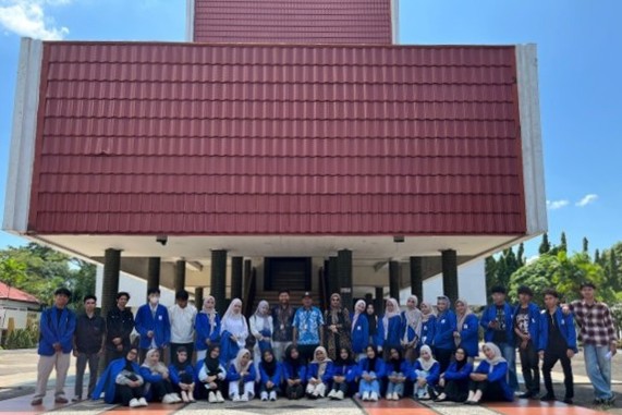 Foto bersama di depan museum.