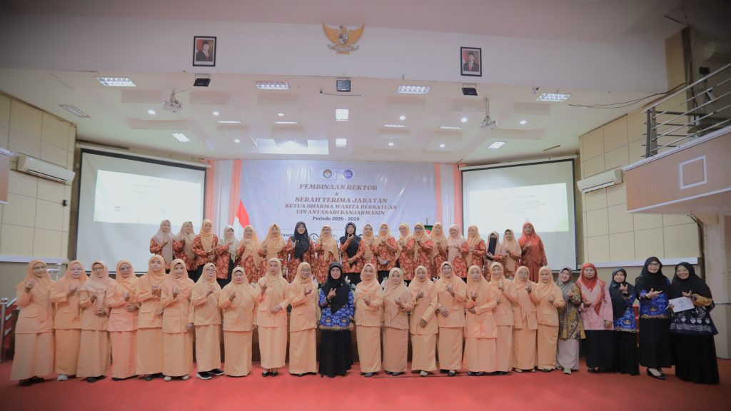 Foto bersama pengurus dan anggota DWP UIN Antasari (Foto:Humas/Haitami)