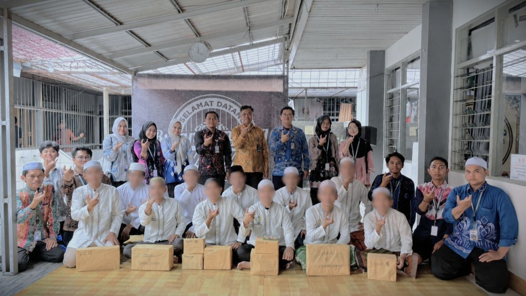 Foto bersama usai penyerahan hadiah.