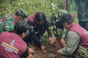 Mahasiswa UIN Antasari saat menanam pohon (Sumber Foto: LP2M)