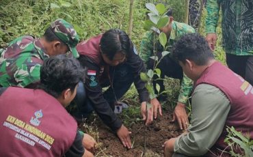 Mahasiswa UIN Antasari saat menanam pohon (Sumber Foto: LP2M)