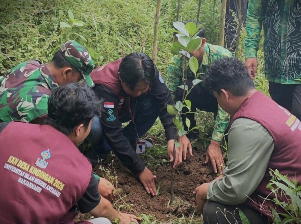 Mahasiswa UIN Antasari saat menanam pohon (Sumber Foto: LP2M)