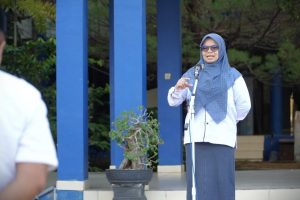 Ketua LPM UIN Antasari Dr. Ridha Darmawaty, M.Pd. saat menjadi pembina apel, 04 Mei 2026 (Foto:Humas)