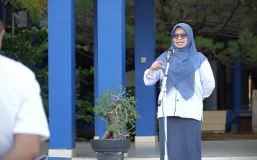 Ketua LPM UIN Antasari Dr. Ridha Darmawaty, M.Pd. saat menjadi pembina apel, 04 Mei 2026 (Foto:Humas)