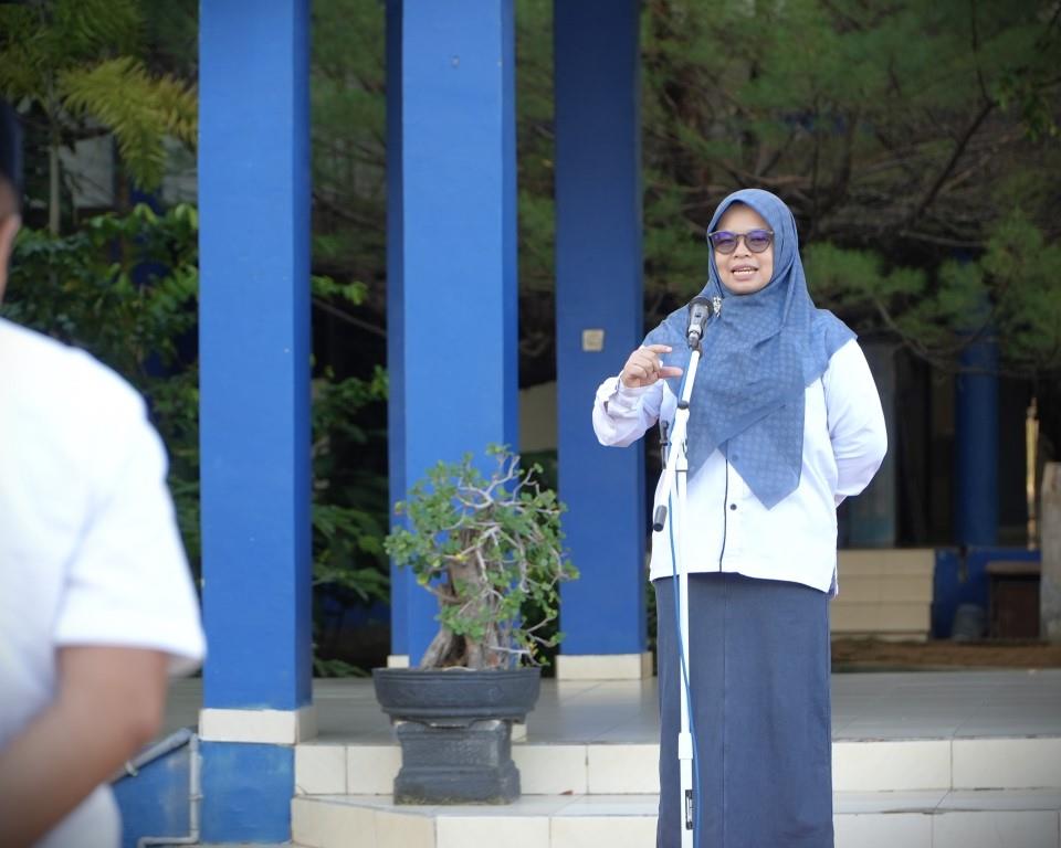 Ketua LPM UIN Antasari Dr. Ridha Darmawaty, M.Pd. saat menjadi pembina apel, 04 Mei 2026 (Foto:Humas)