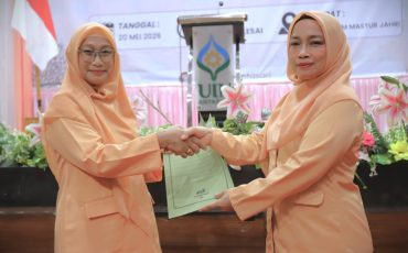 Simbolis serah terima jabatan (Foto:Humas/Haitami)