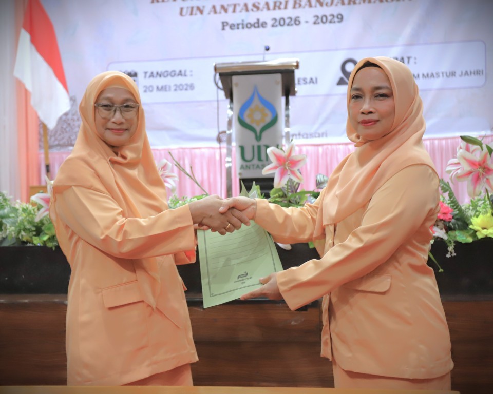 Simbolis serah terima jabatan (Foto:Humas/Haitami)