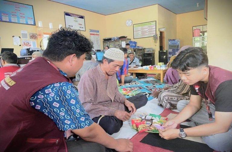 Mahasiswa KKN UIN Antasari saat membantu pelayanan Cek Kesehatan Gratis.
