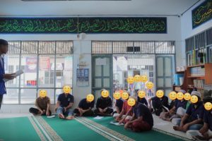 Mahasiswa KKN UIN Antasari saat memberikan materi tentang tajwid. Mahasiswa KKN UIN Antasari saat memberikan materi tentang tajwid.
