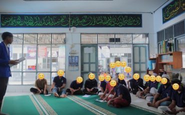 Mahasiswa KKN UIN Antasari saat memberikan materi tentang tajwid.