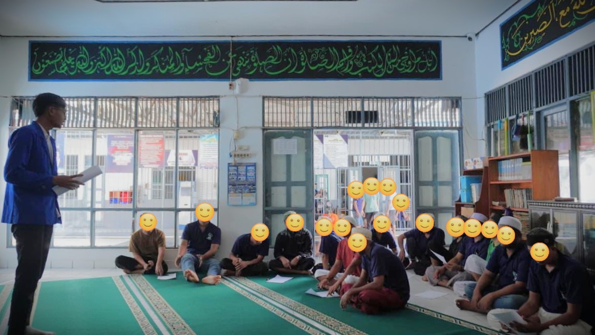 Mahasiswa KKN UIN Antasari saat memberikan materi tentang tajwid.