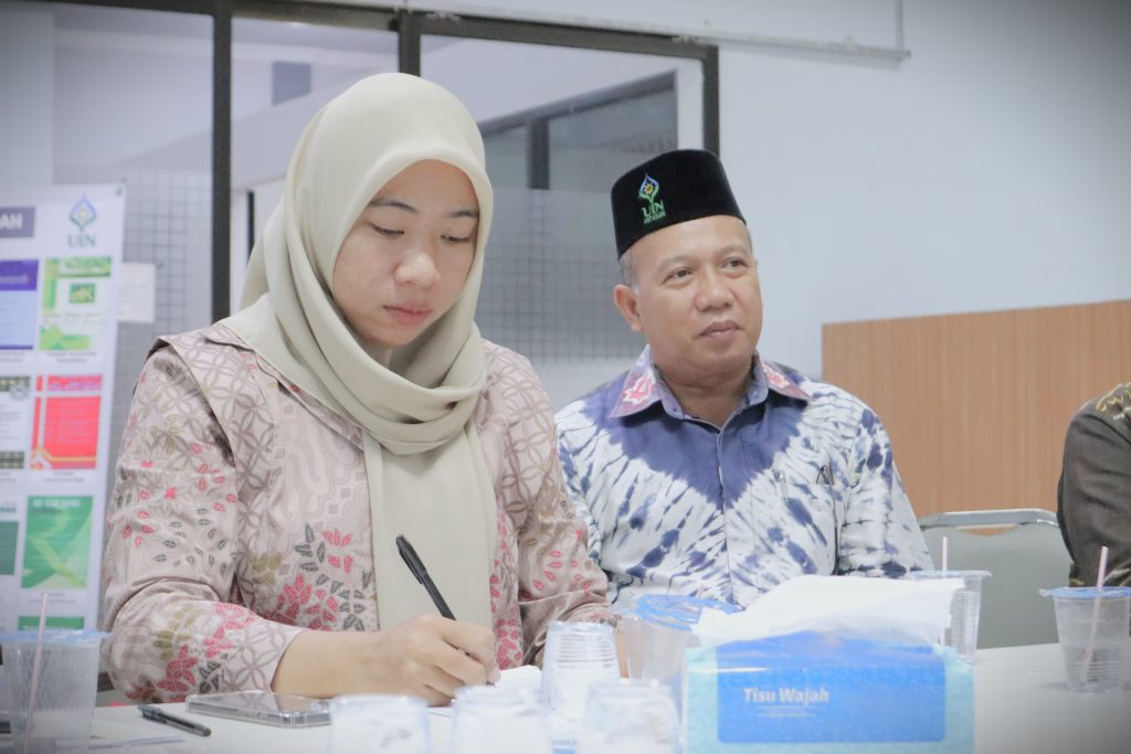 Mila dan Ali Akbar, S.Ag., M.Pd.I. saat mengikuti rapat (Foto:Humas)