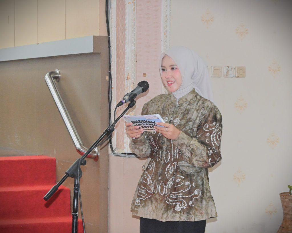 Nor Syafitri Fardina, S.Pd. saat bertugas menjadi pembawa acara (Foto:Humas/Jamal Ripani)