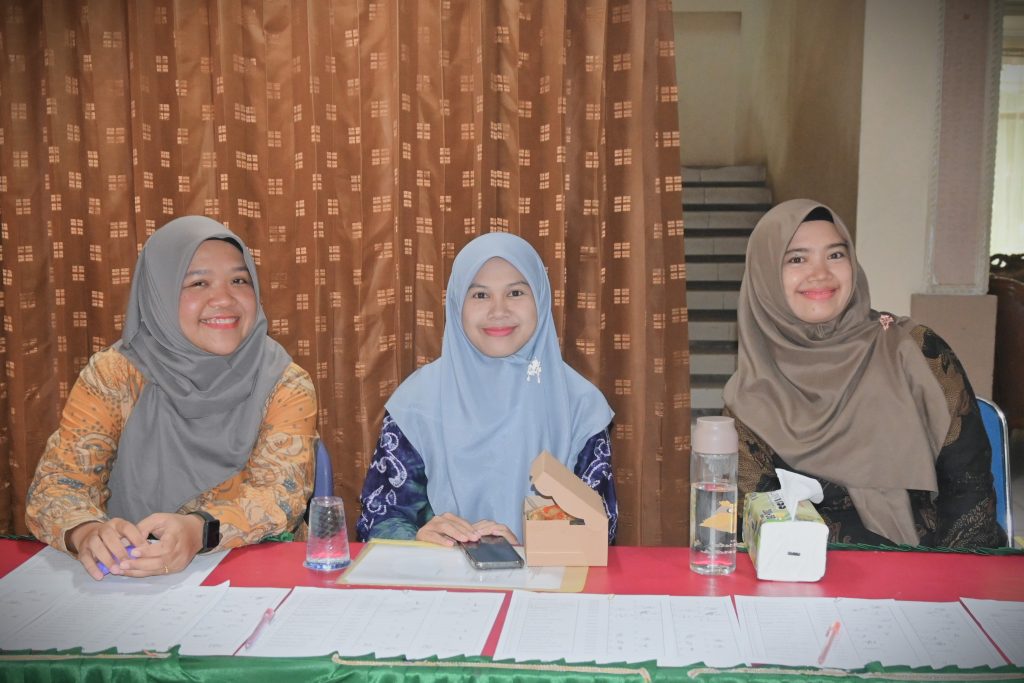 Panitia saat ceria bertugas (Foto:Humas/Jamal Ripani)