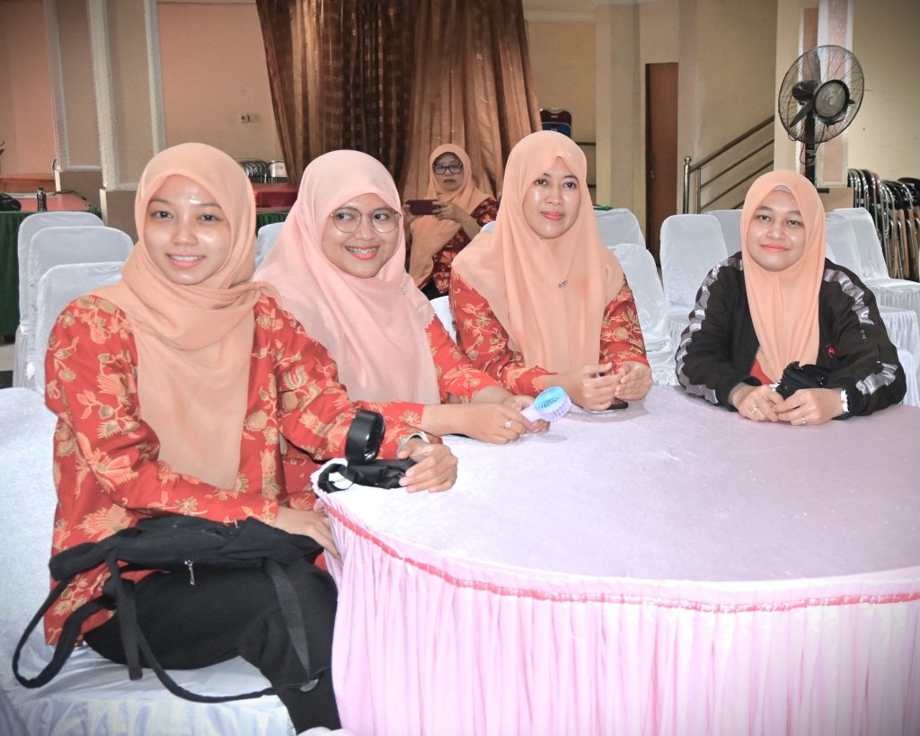 Para anggota DWP saat ceria mengikuti rangkaian acara (Foto:Humas/Jamal Ripani)