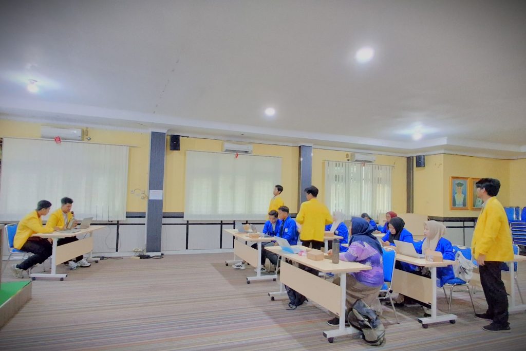 Para instruktur saat memberikan pendampingan intensif.