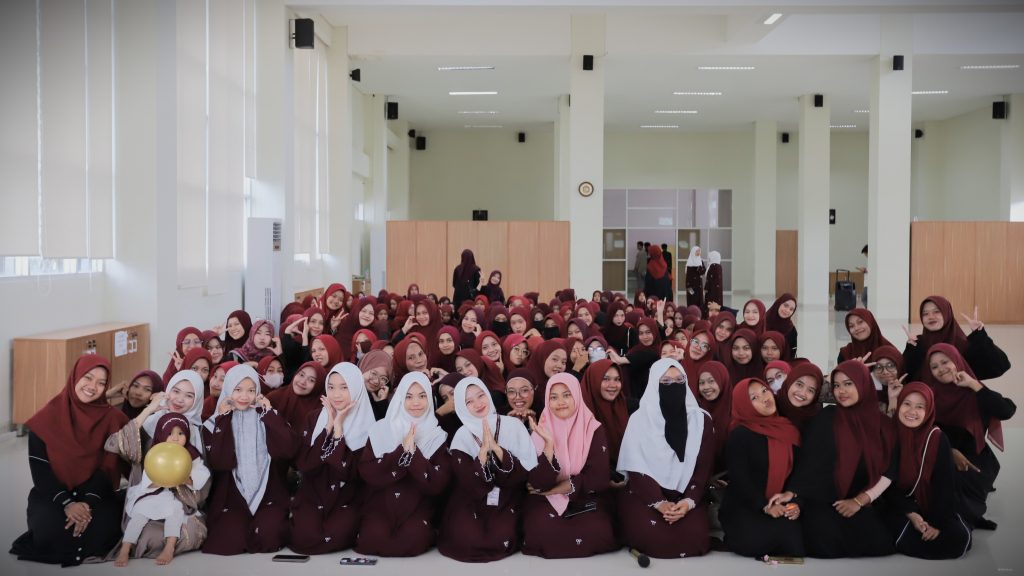 Para mahasantriwati saat berfoto bersama usai penutupan (Foto:Humas/Fajrianor)