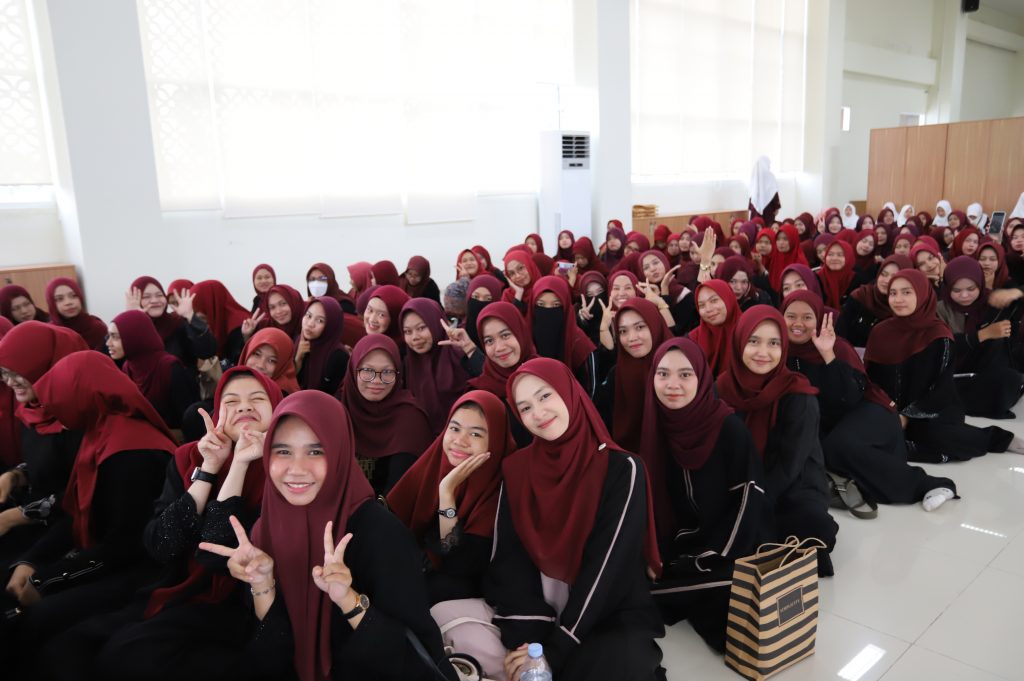 Para mahasantriwati saat ceria mengikuti acara (Foto:Humas/Fajrianor)