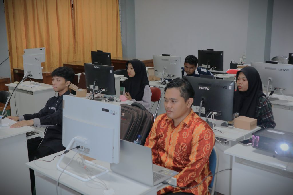 Para mahasiswa saat ikut mendukung kelancaran AL (Foto:Humas)