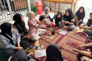 Para mahasiswi KKN UIN Antasari saat melatih kerajinan tangan.