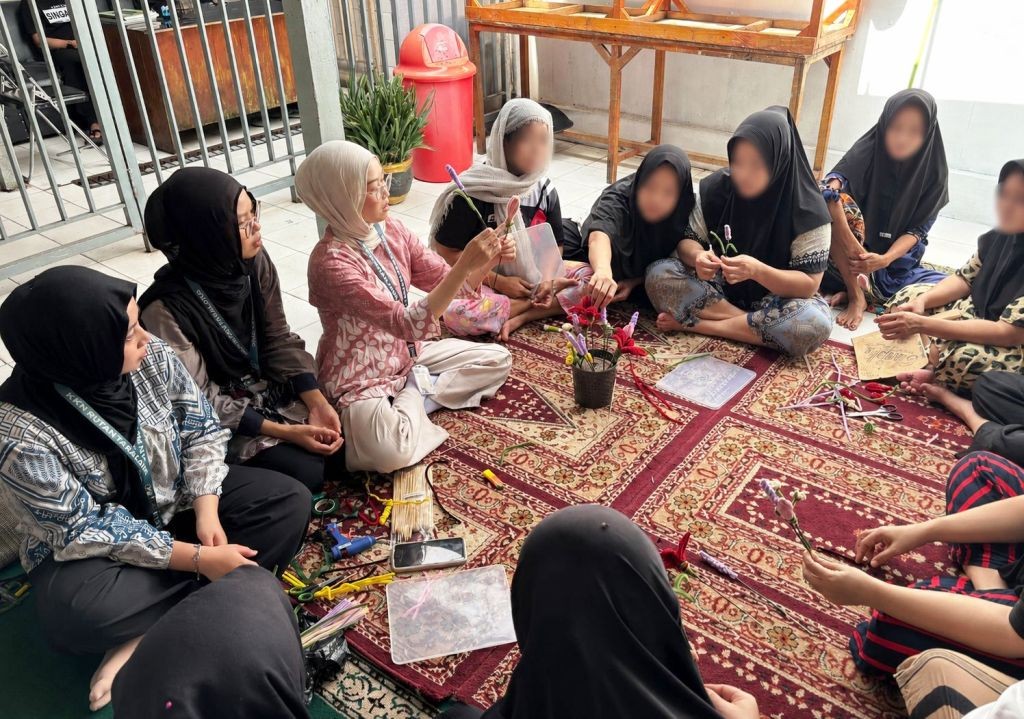 Para mahasiswi KKN UIN Antasari saat melatih kerajinan tangan.