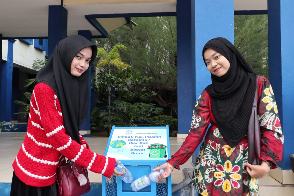 Para mahasiswi saat memanfaatkan wadah pemilahan botol plastik (Foto:Humas)