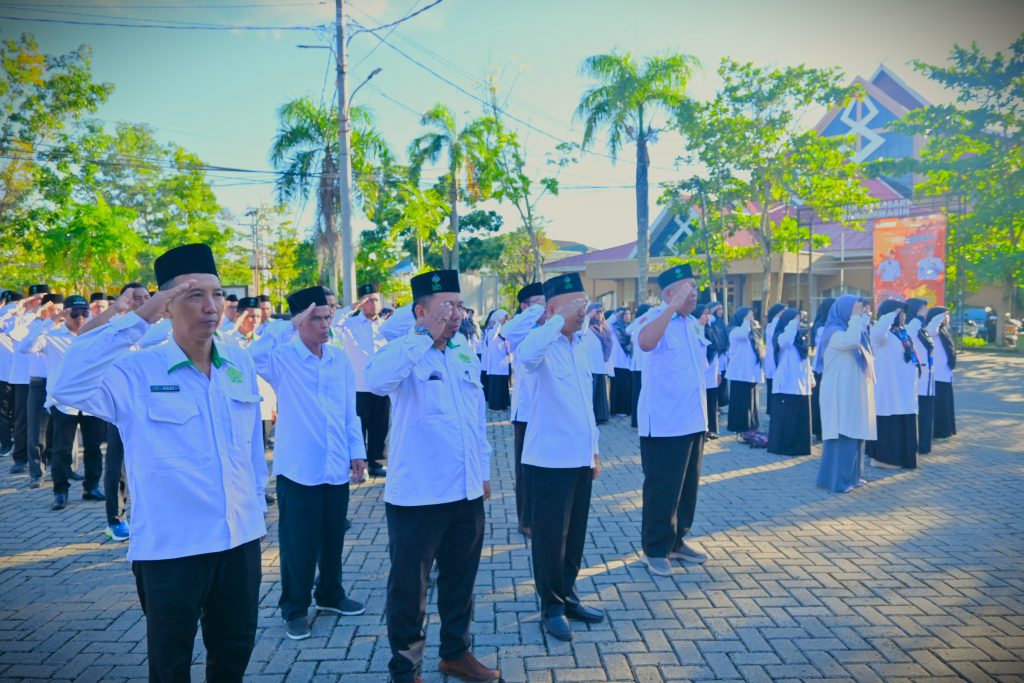 Para pegawai di lingkungan rektorat saat mengikuti apel (Foto:Humas/Jamal Ripani)