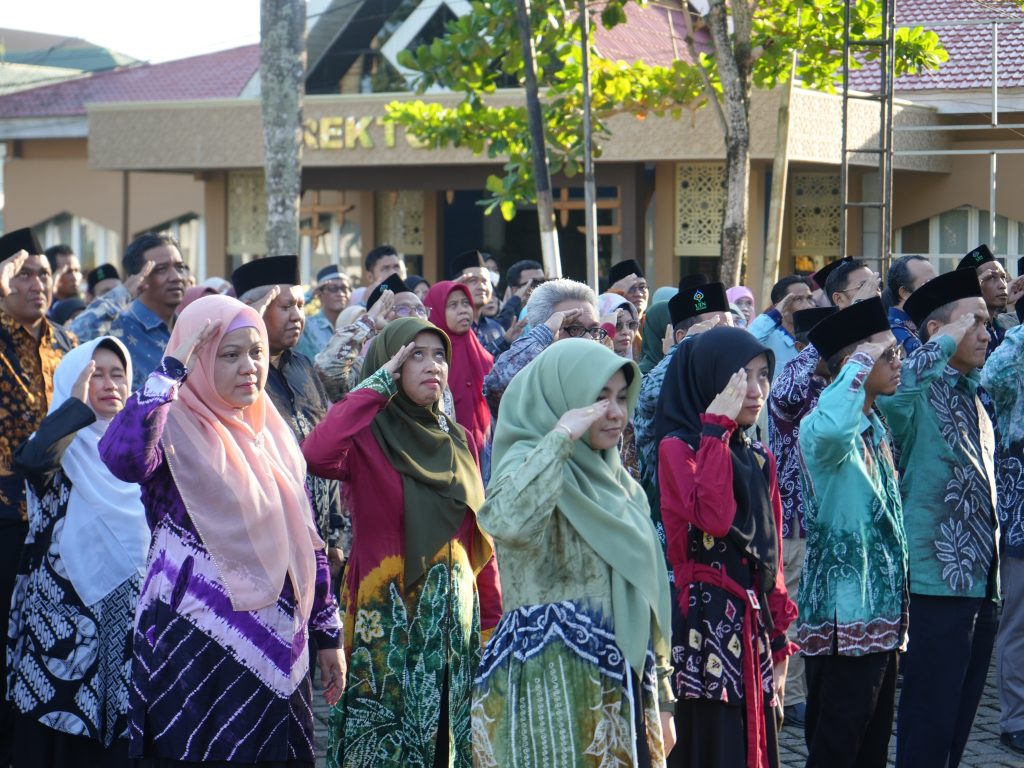 Para pegawai saat mengikuti upacara (Foto:Humas)