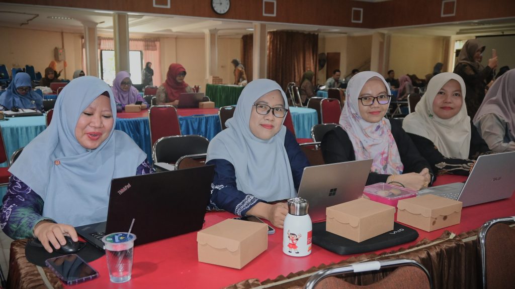 Para peserta saat ceria mengikuti acara (Foto:Humas/Jamal Ripani)