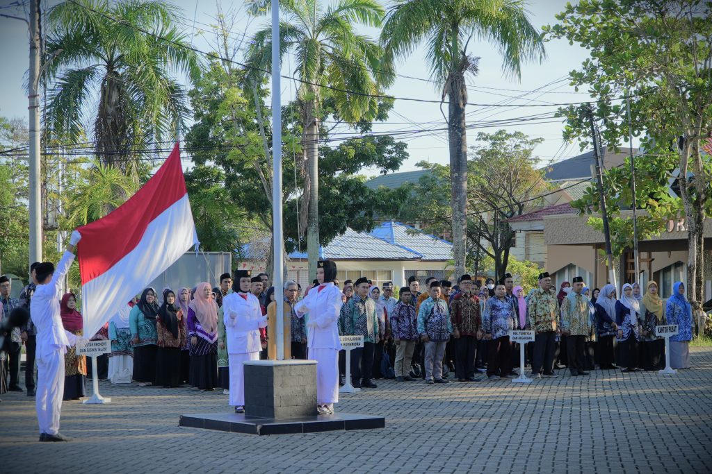 Pasukan pengibar bendera saat menjalankan tugas (Foto:Humas/Fajrianor)