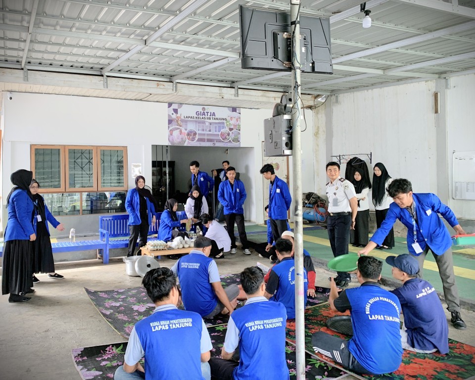Pelatihan pembuatan telur asin oleh para mahasiswa KKN UIN Antasari di Lapas Kelas IIB Tanjung
