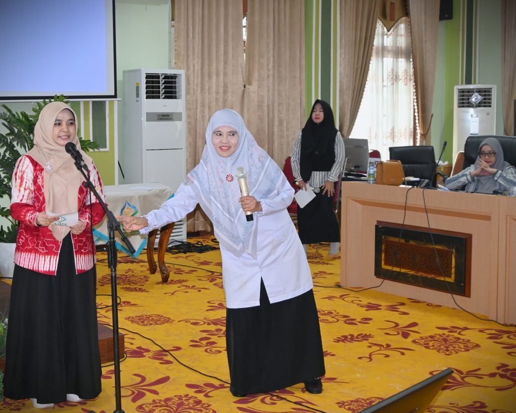Peserta saat praktik bersama Narasumber Lisda Aysiah, S.E. (Foto:Humas/Jamal Ripani)