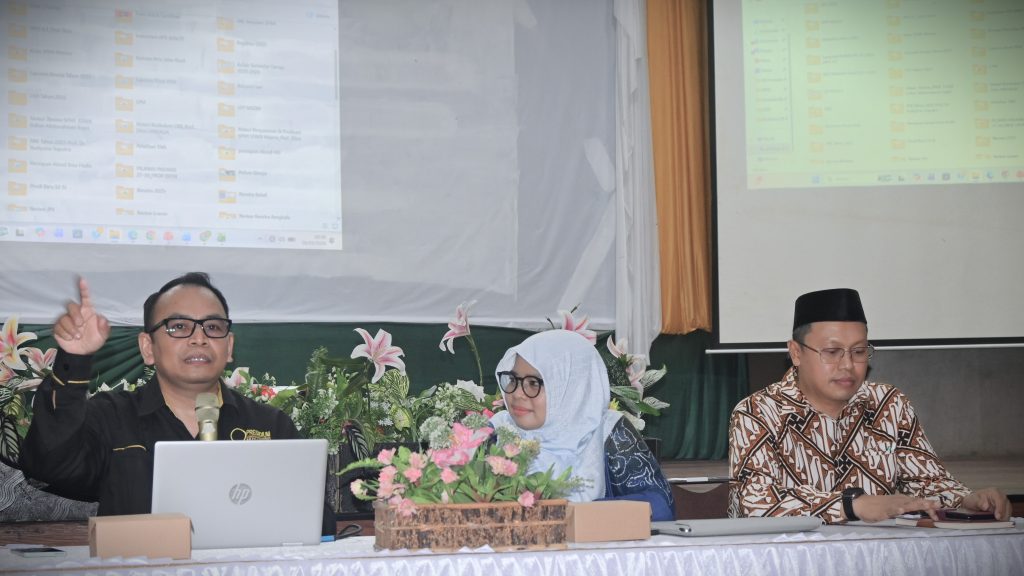 Prof. Dr. Budiyono Saputro, M.Pd. saat memaparkan materinya (Foto:Humas/Jamal Ripani)