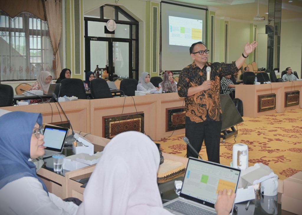 Prof. Dr. Budiyono Saputro, M.Pd. saat memaparkan materinya (Foto:Humas/Jamal Ripani)