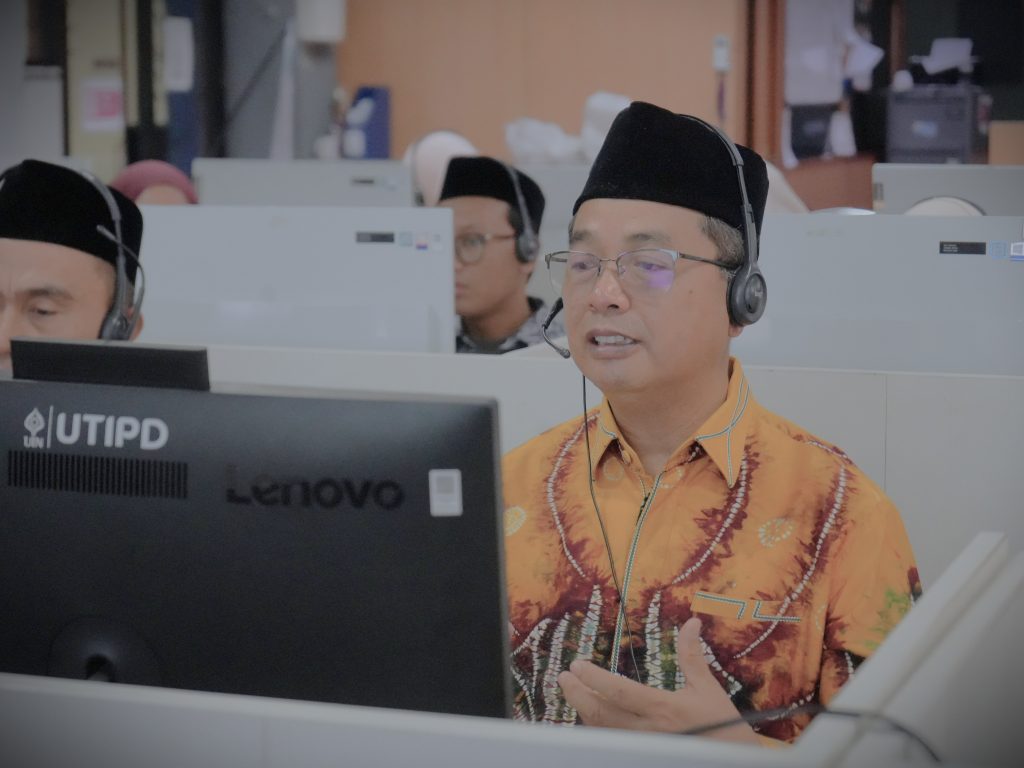 Prof. Dr. H. Akhmad Sagir, M.Ag. saat melakukan presentasi (Foto:Humas)