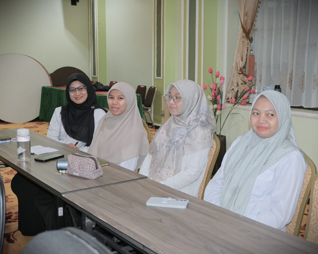 RR Yuliaty Dwi Prameswari, S.Kom. (kiri) saat ceria mengikuti acara (Foto:Humas/Jamal Ripani)