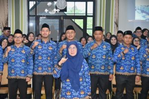 Rektor UIN Antasari Prof. Dr. Hj. Nida Mufidah, M.Pd. saat berfoto bersama PNS baru (Foto:Humas/Jamal Ripani) Rektor UIN Antasari Prof. Dr. Hj. Nida Mufidah, M.Pd. saat berfoto bersama PNS baru (Foto:Humas/Jamal Ripani)
