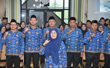 Rektor UIN Antasari Prof. Dr. Hj. Nida Mufidah, M.Pd. saat berfoto bersama PNS baru (Foto:Humas/Jamal Ripani)