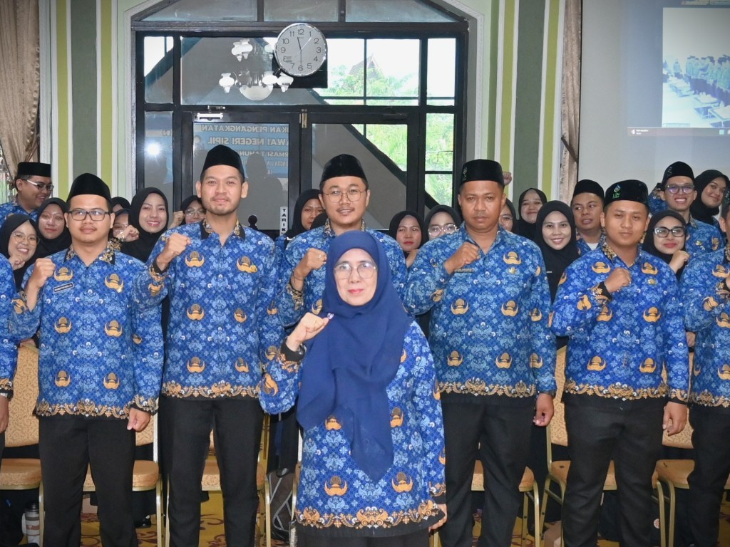 Rektor UIN Antasari Prof. Dr. Hj. Nida Mufidah, M.Pd. saat berfoto bersama PNS baru (Foto:Humas/Jamal Ripani)