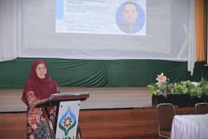 Rektor Prof. Dr. Hj. Nida Mufidah, M.Pd. saat membuka acara (Foto:Humas/Jamal Ripani)