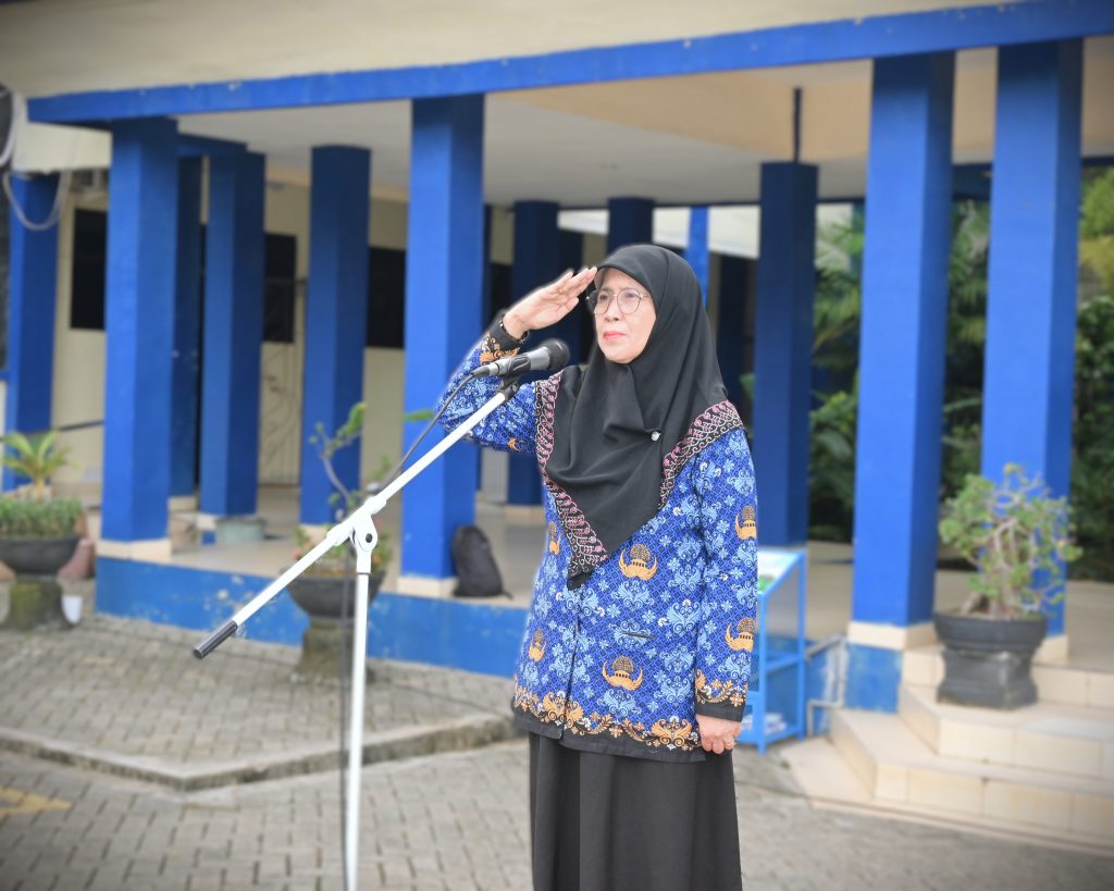 Rektor Prof. Dr. Hj. Nida Mufidah, M.Pd. saat menjadi pembina upacara (Foto:Humas/Jamal Ripani)