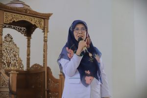 Rektor Prof. Dr. Hj. Nida Mufidah, M.Pd. saat menutup Program Ma'had Kampus 2 Tahap 2 Tahun 2025/2026 (Foto:Humas/Fajrianor)