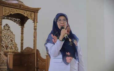 Rektor Prof. Dr. Hj. Nida Mufidah, M.Pd. saat menutup Program Ma'had Kampus 2 Tahap 2 Tahun 2025/2026 (Foto:Humas/Fajrianor)