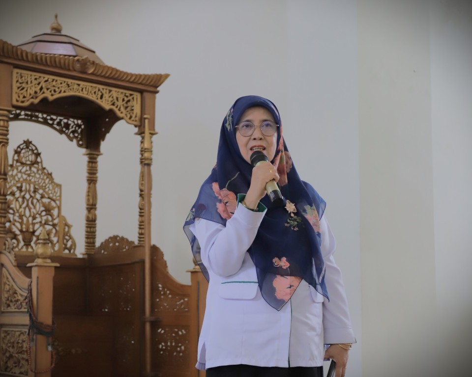 Rektor Prof. Dr. Hj. Nida Mufidah, M.Pd. saat menutup Program Ma'had Kampus 2 Tahap 2 Tahun 2025/2026 (Foto:Humas/Fajrianor)