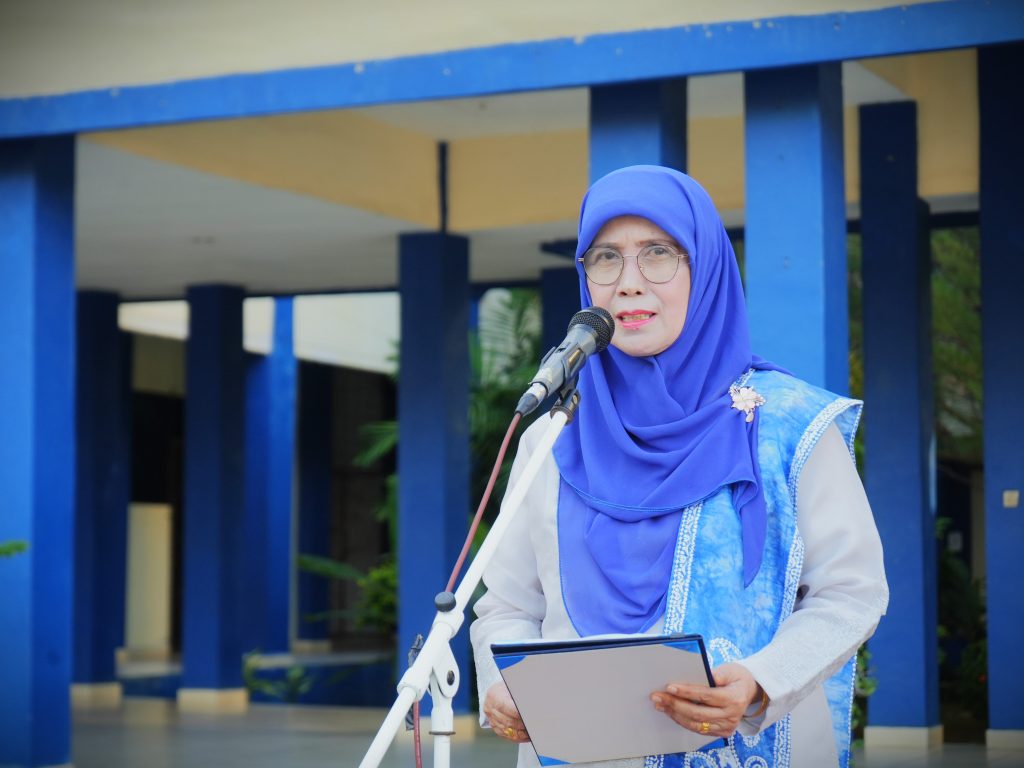 Rektor saat membacakan Naskah Pidato Mendikdasmen RI (Foto:Humas)