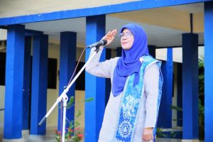 Rektor saat menjadi pembina upacara (Foto:Humas/Fajrianor)