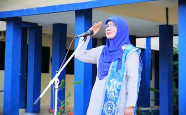Rektor saat menjadi pembina upacara (Foto:Humas/Fajrianor)